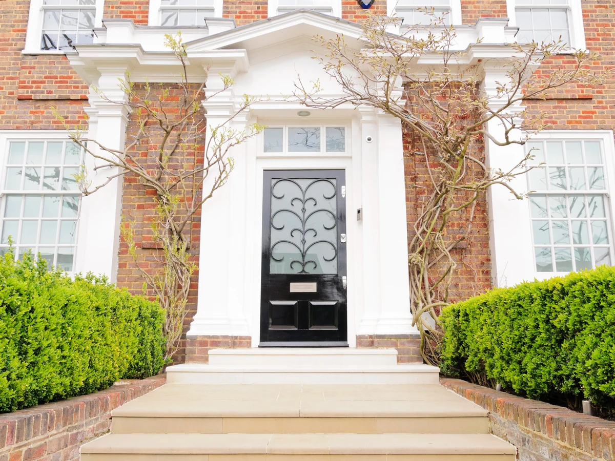 exterior-painting-large-red-brick-chesterfield-decorators Large red brick house exterior painting in Chesterfield by Chesterfield Decorators
