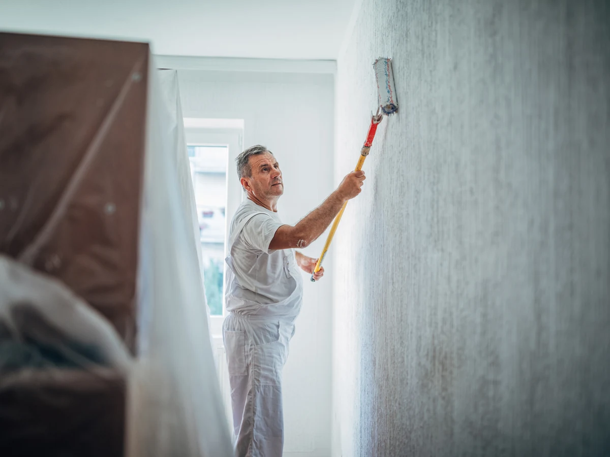 painting-decorating-painter-using-roller-chesterfield-decorators Painter using roller in Walton Chesterfield by Chesterfield Decorators